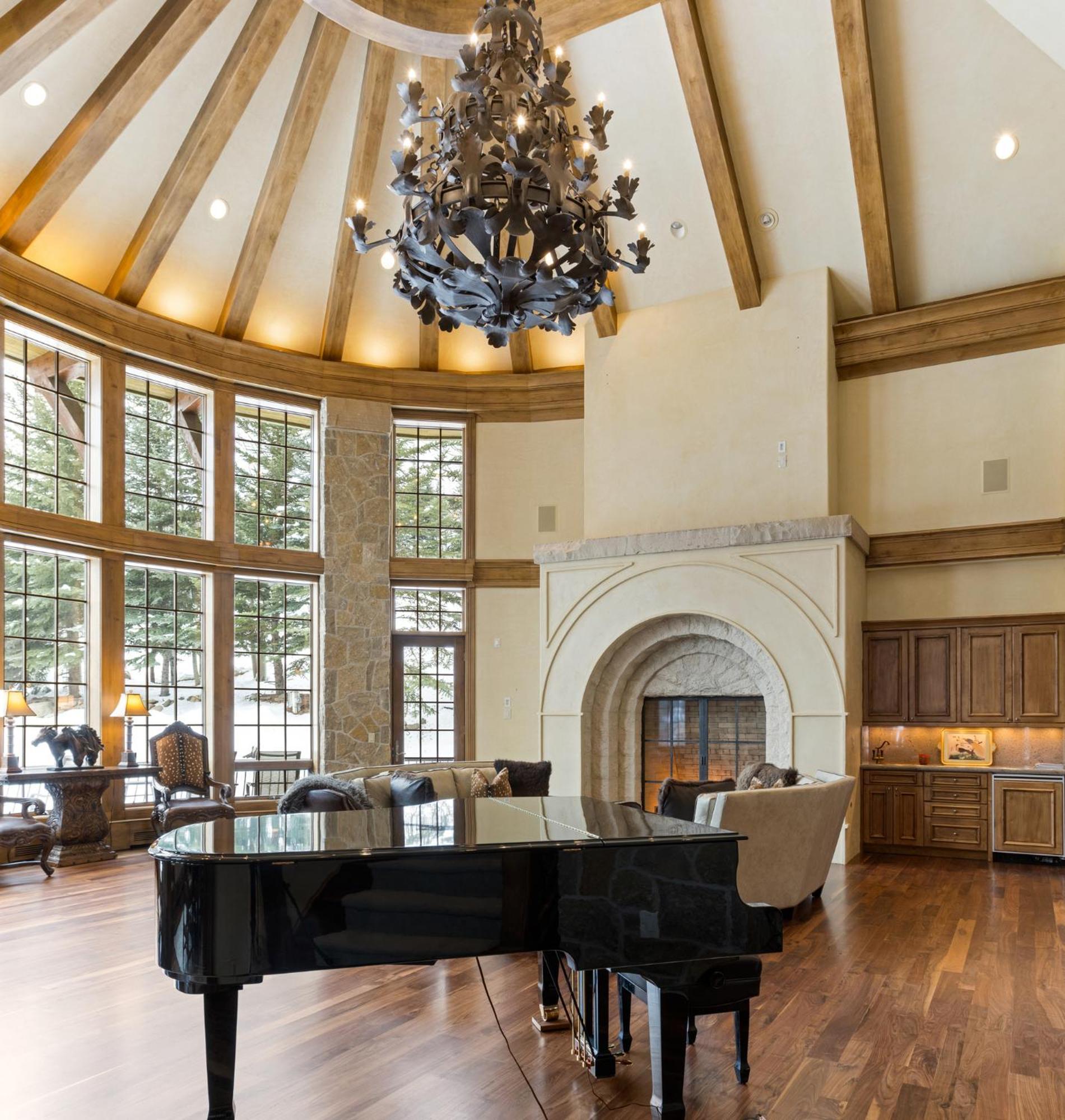 North Starr Chateau By Mountain Vacation - 7 Bedroom Suites, Game Room, Theater & Avon