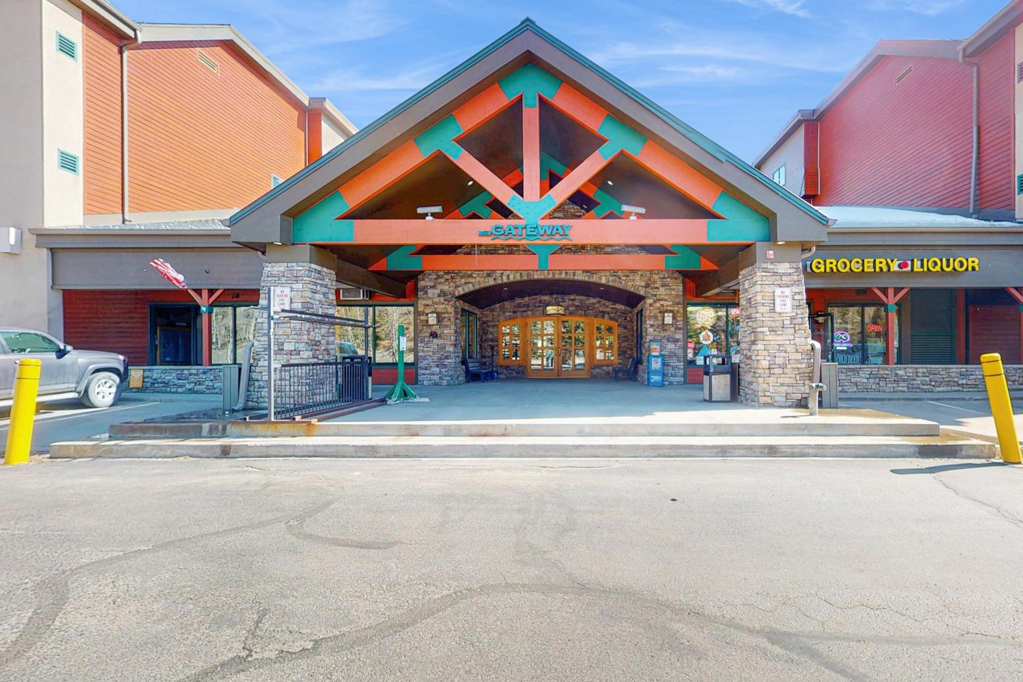 Gateway Getaway Hotel *