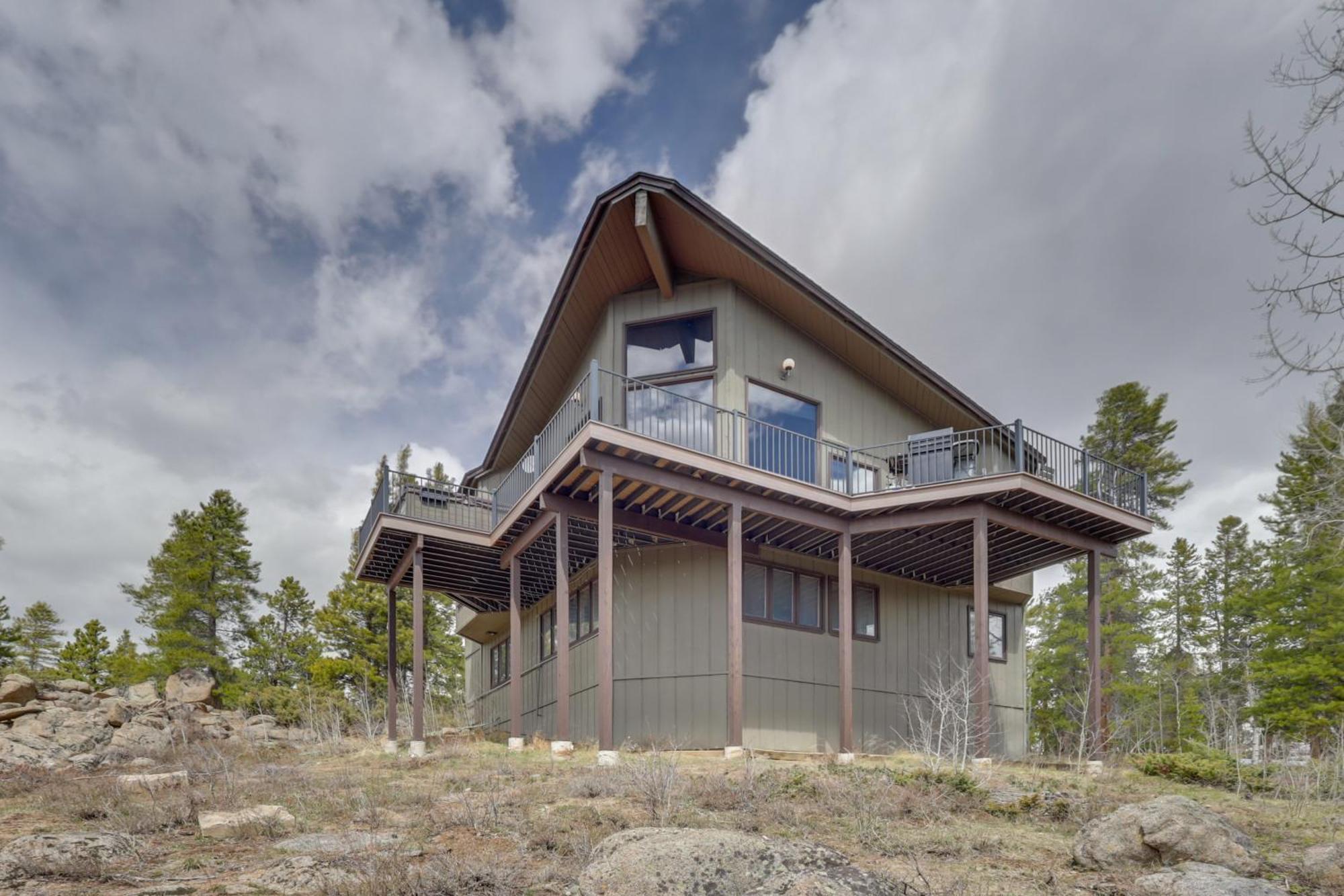 Panoramic Mountain-view Retreat With Hot Tub And Deck! *