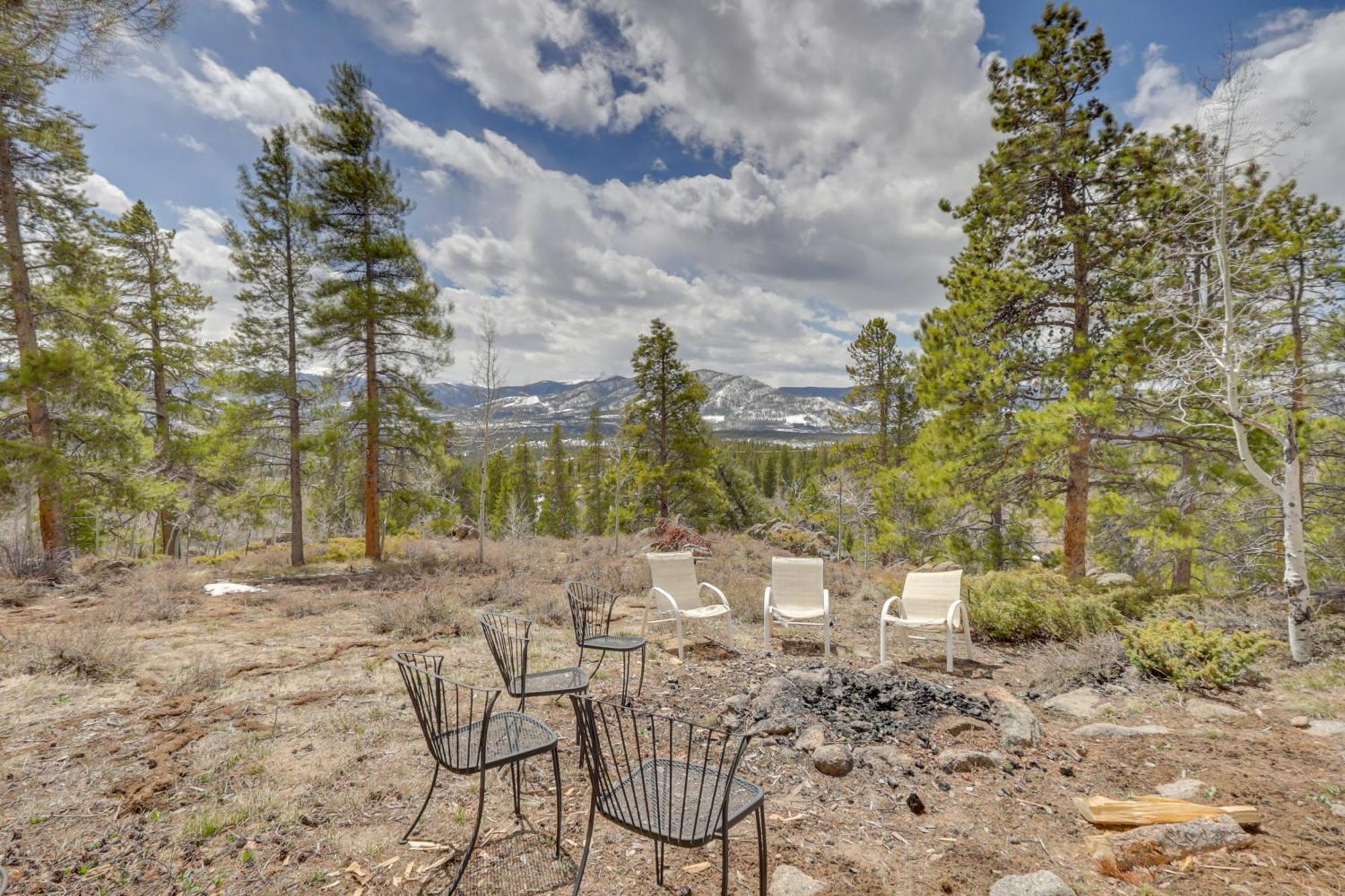 Panoramic Mountain-view Retreat With Hot Tub And Deck!