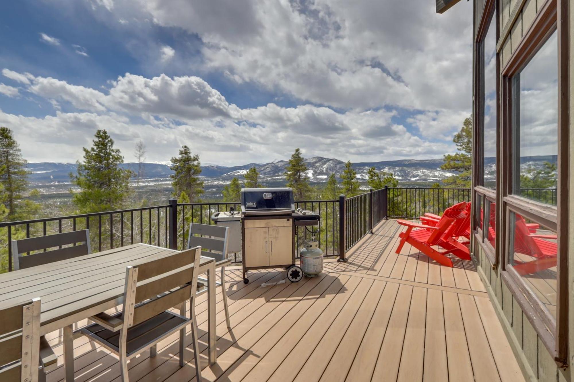 Panoramic Mountain-view Retreat With Hot Tub And Deck! Holiday home