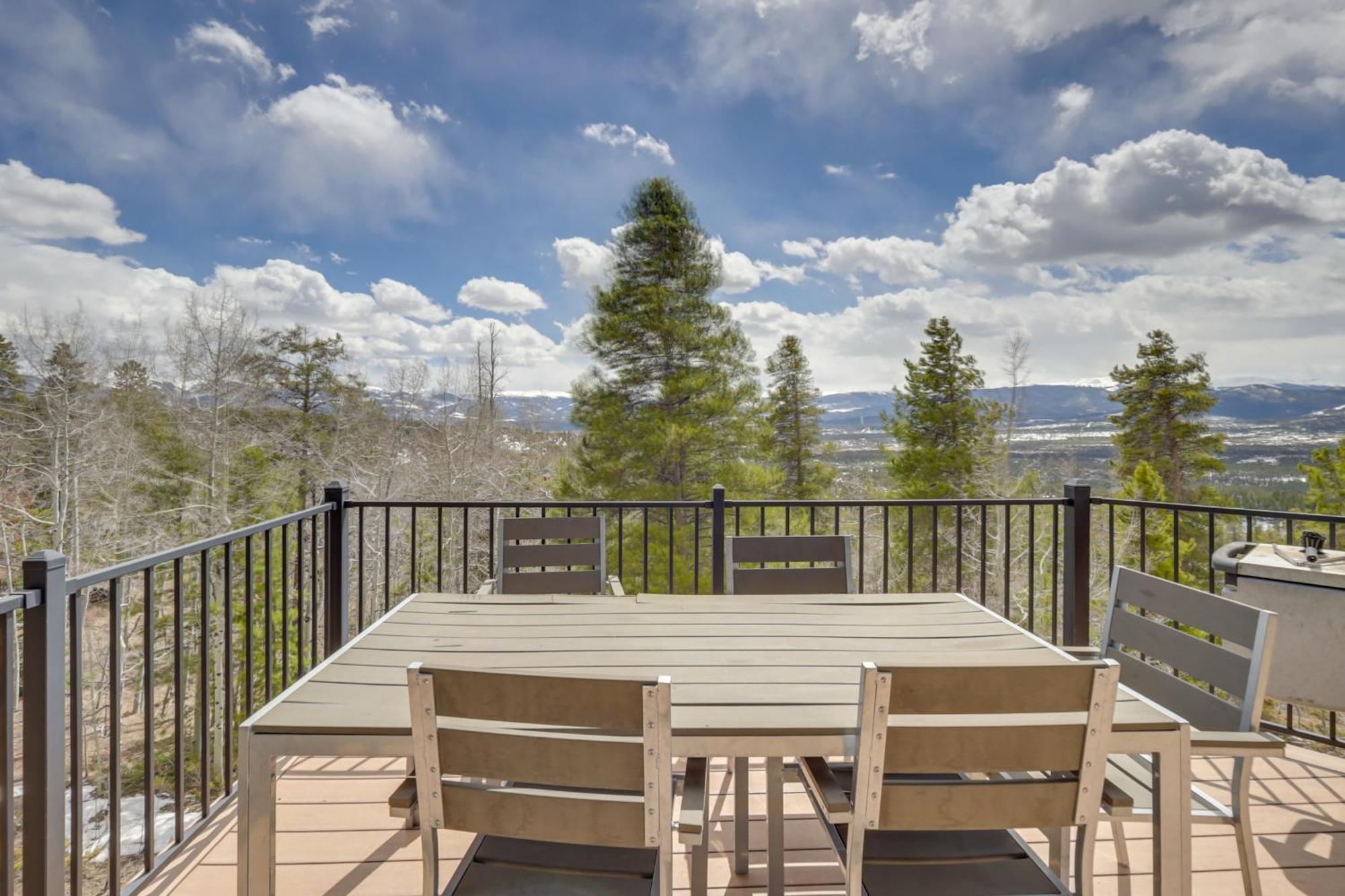Holiday home Panoramic Mountain-view Retreat With Hot Tub And Deck!