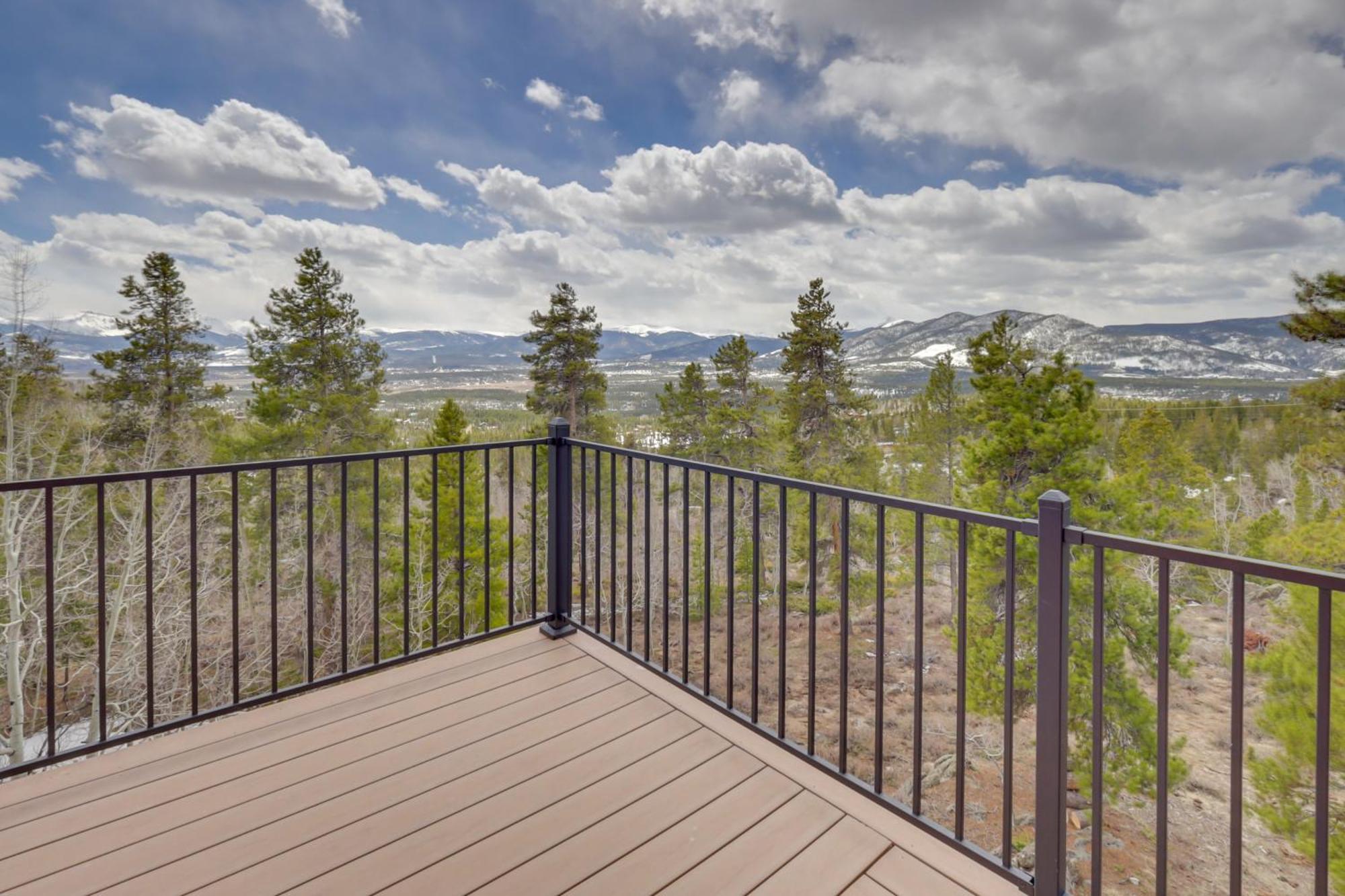 Holiday home Panoramic Mountain-view Retreat With Hot Tub And Deck! *