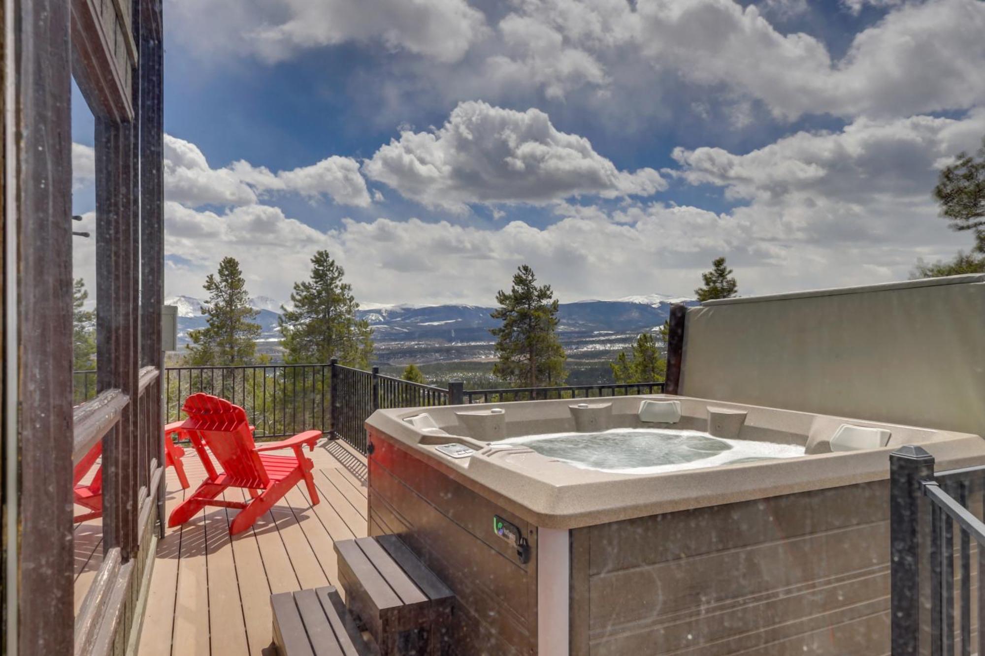Panoramic Mountain-view Retreat With Hot Tub And Deck! Tabernash