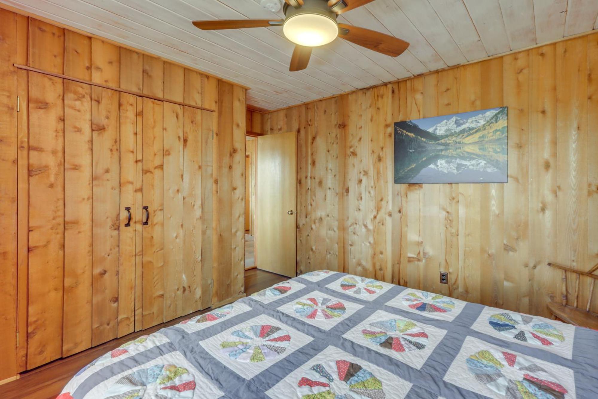 Panoramic Mountain-view Retreat With Hot Tub And Deck!