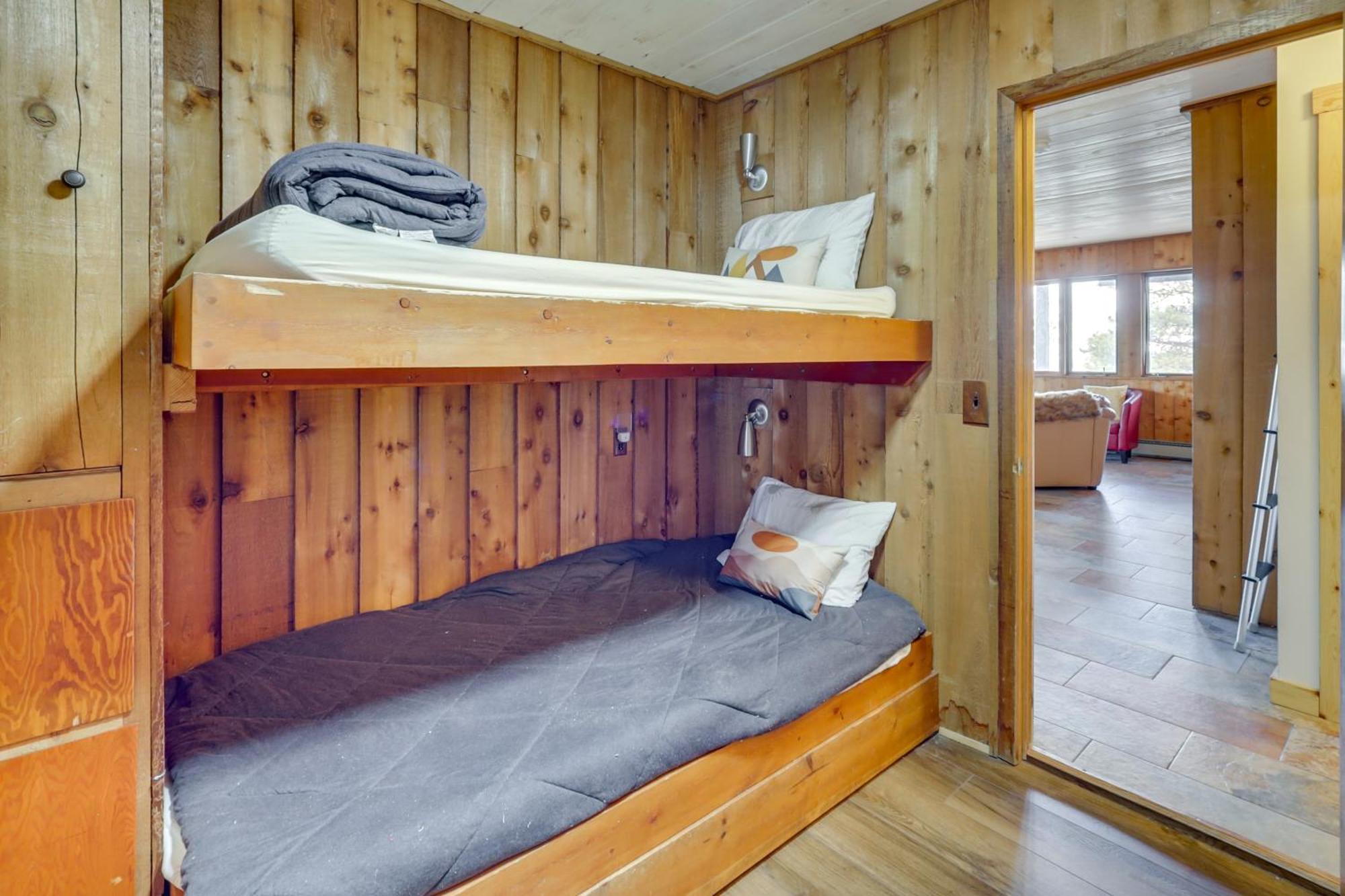Holiday home Panoramic Mountain-view Retreat With Hot Tub And Deck!