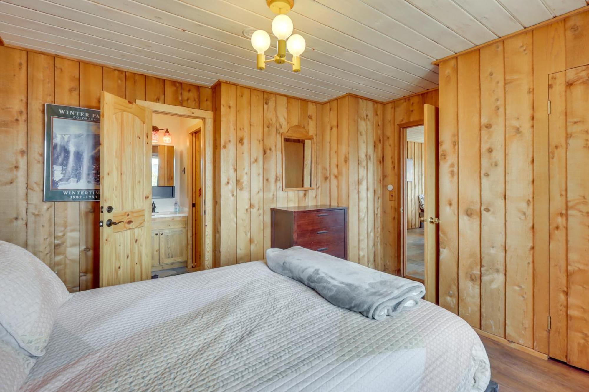 Panoramic Mountain-view Retreat With Hot Tub And Deck!
