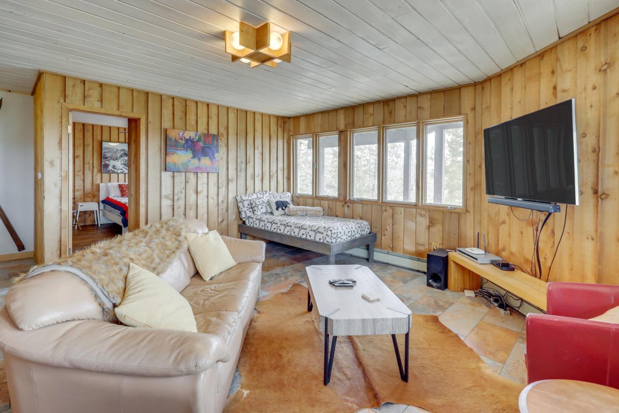 Holiday home Panoramic Mountain-view Retreat With Hot Tub And Deck!