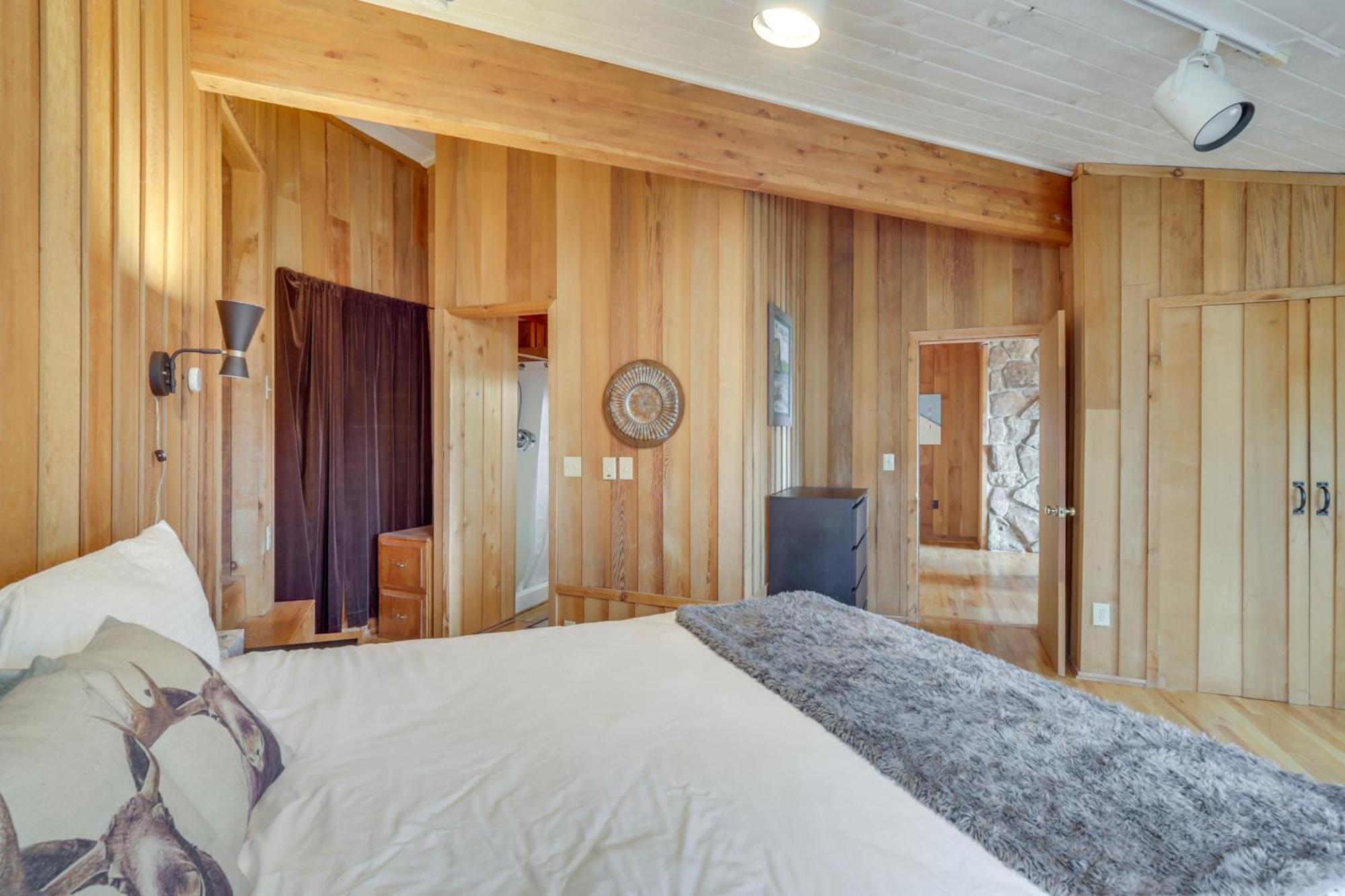 Holiday home Panoramic Mountain-view Retreat With Hot Tub And Deck! *