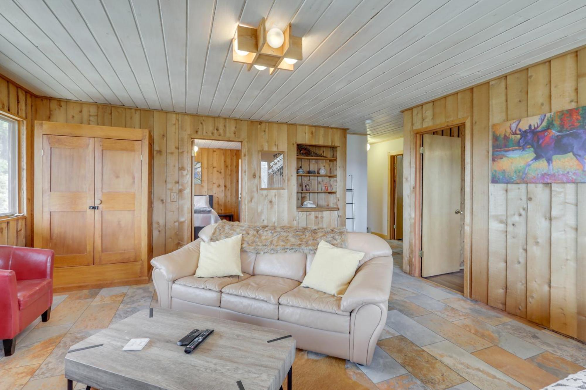 Panoramic Mountain-view Retreat With Hot Tub And Deck!