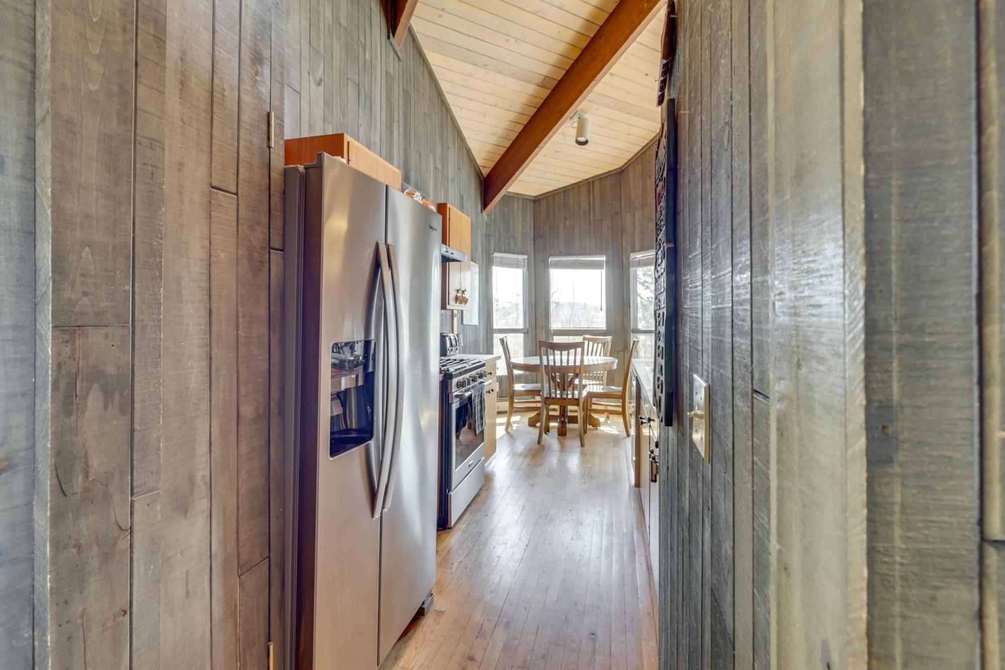 Holiday home Panoramic Mountain-view Retreat With Hot Tub And Deck!