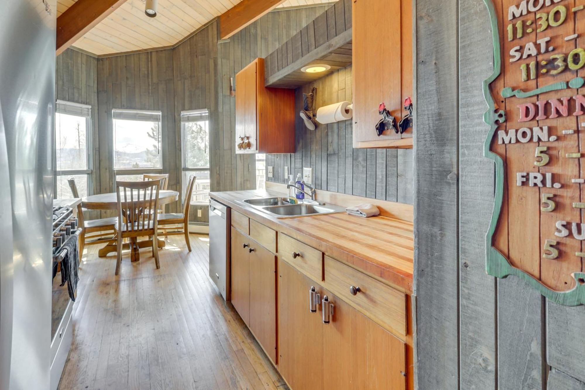 Panoramic Mountain-view Retreat With Hot Tub And Deck! *