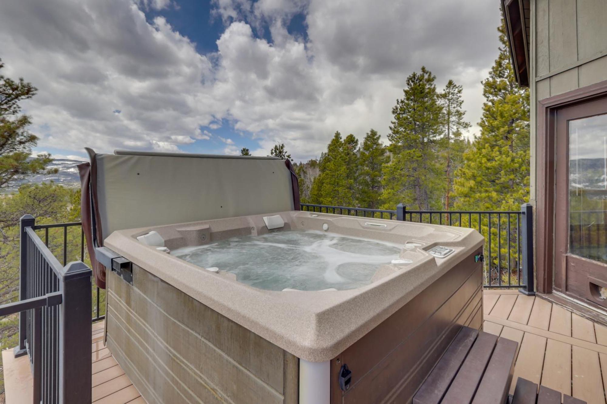 Panoramic Mountain-view Retreat With Hot Tub And Deck!