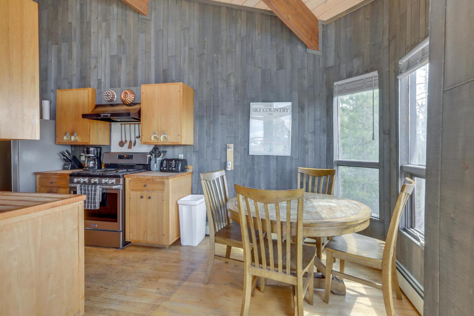Panoramic Mountain-view Retreat With Hot Tub And Deck! Holiday home