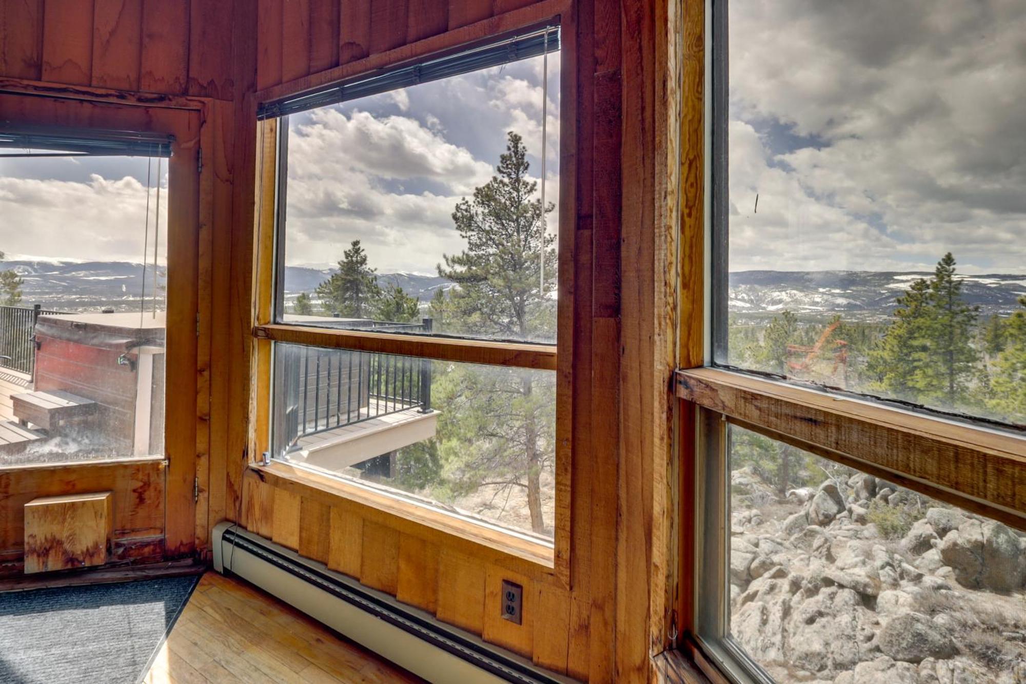 Panoramic Mountain-view Retreat With Hot Tub And Deck! Holiday home Tabernash