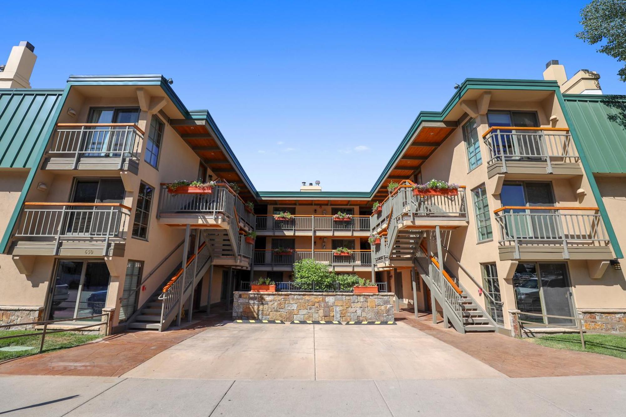 Top-floor Downtown With Stunning Views *