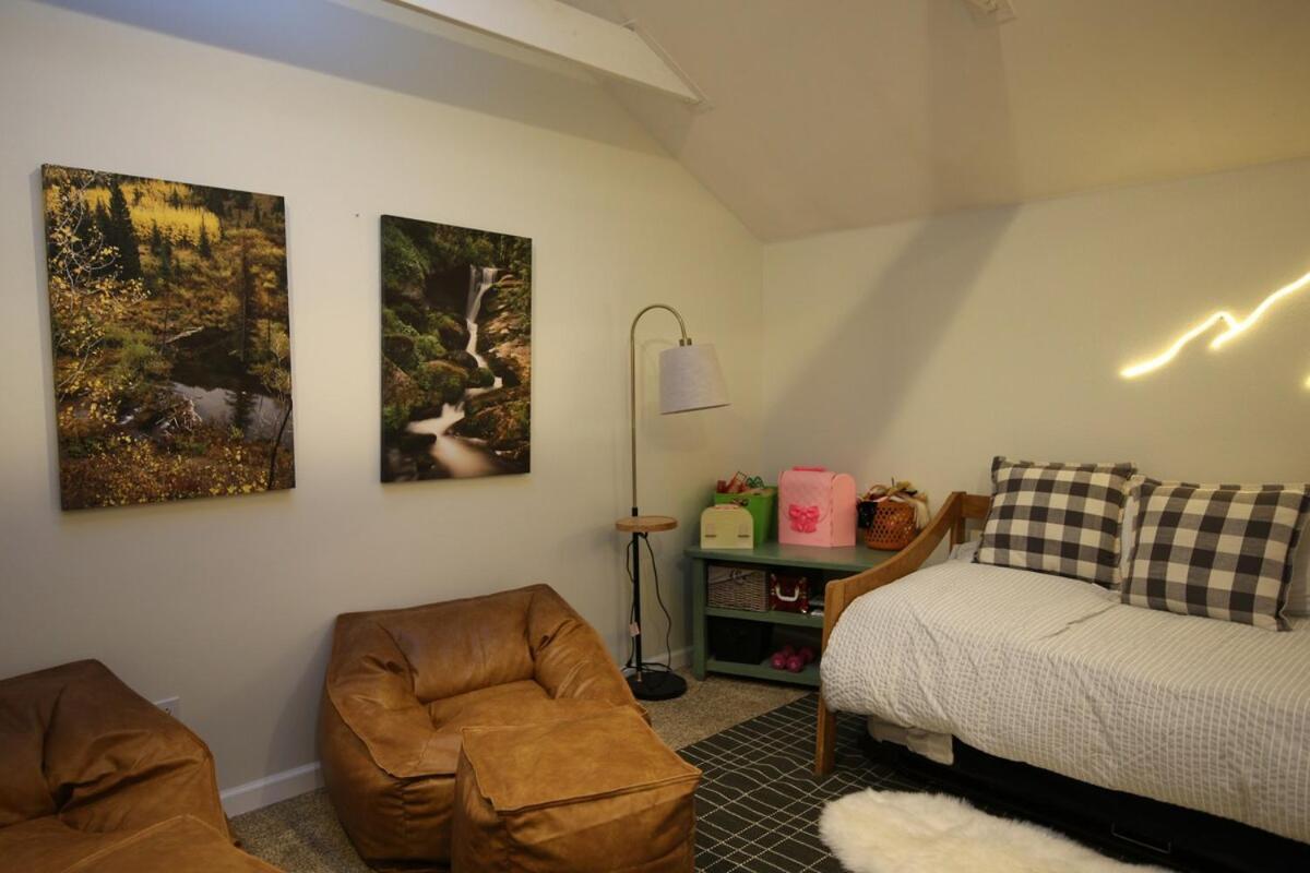 Chalet Mountain View Family Cabin, Pet Friendly And Hot Tub