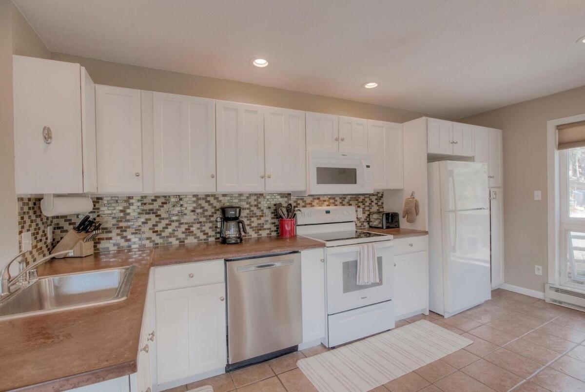 Mountain View Family Cabin, Pet Friendly And Hot Tub Chalet