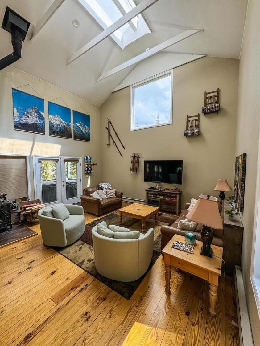Mountain View Family Cabin, Pet Friendly And Hot Tub Chalet