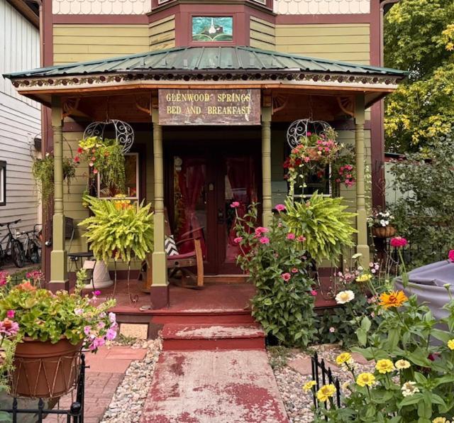 Downtown With Jacuzzi Bed & Breakfast Glenwood Springs