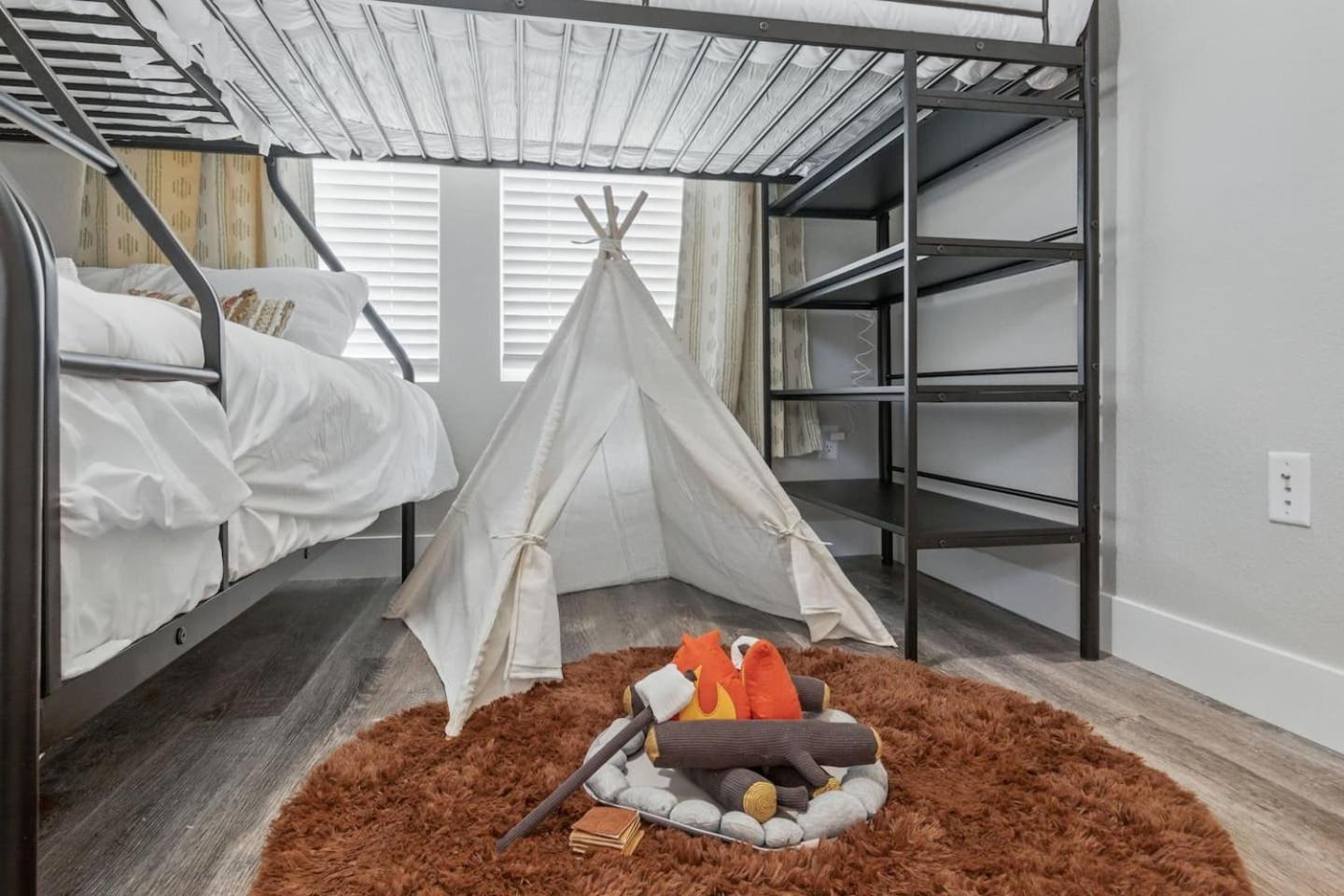 3Br W King Bed, Sauna, Parking-6 Min To Olde Town