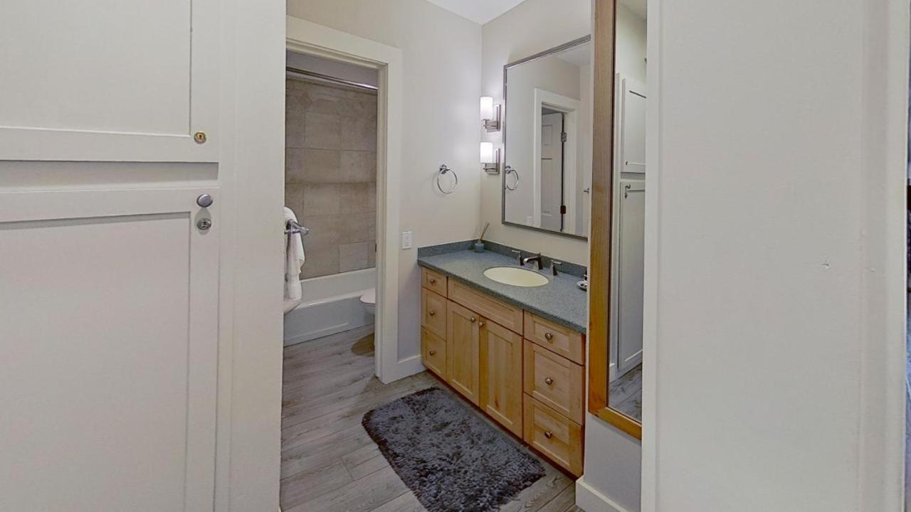 Crestwood 1205 Premier 1 Bedroom
