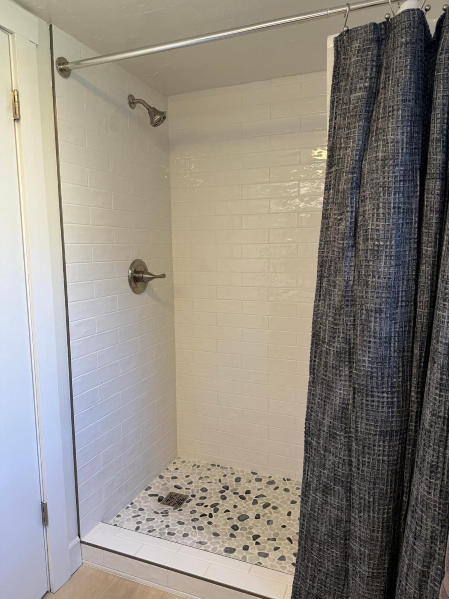 Mountainside King Bed, Two Hot Tubs, Fireplace, Pool , On The Free Bus Route Apartamento