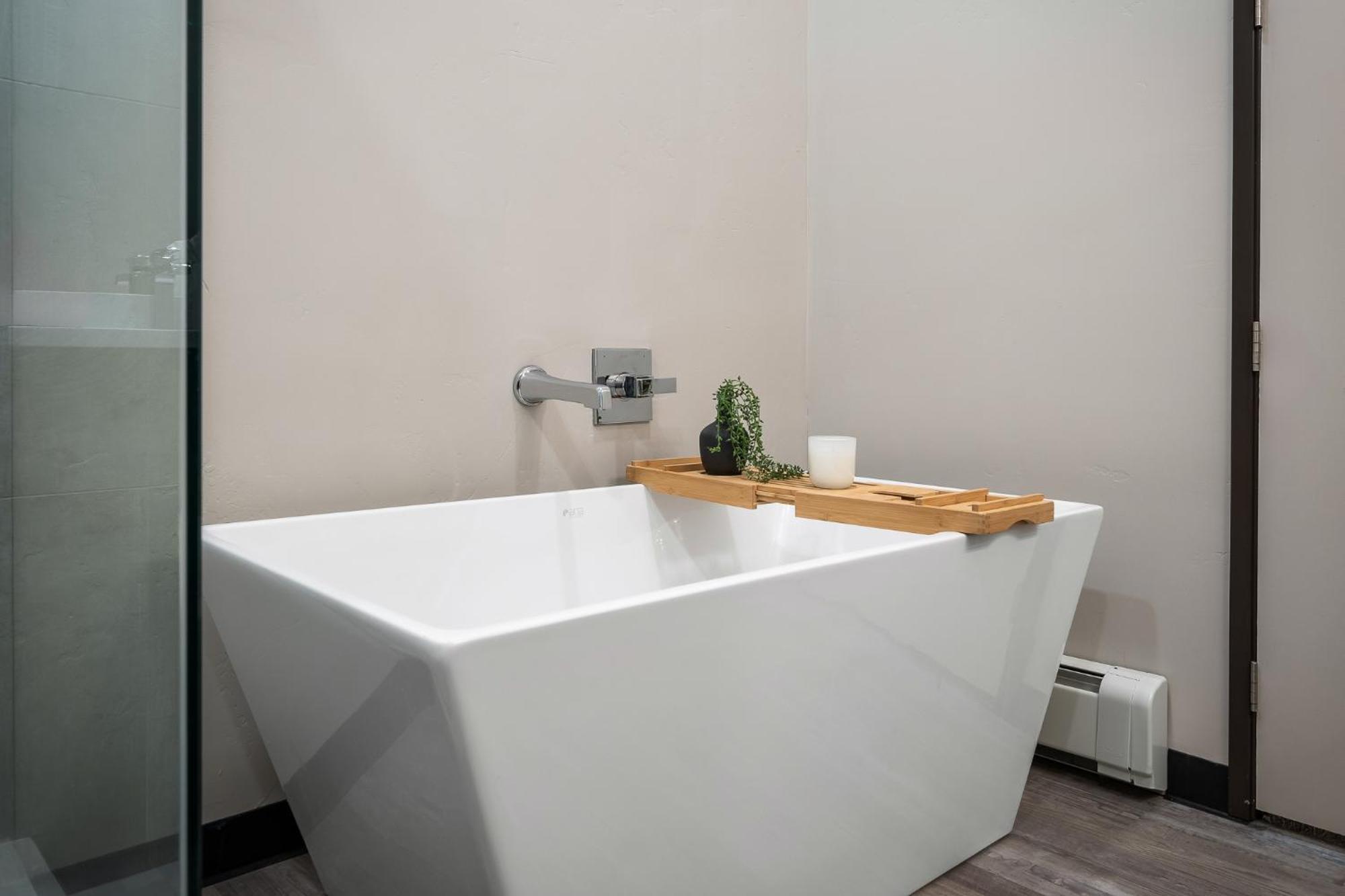 New In Out Luxury Loft 102 I Hot Tub I Gym I Views I Price I Free Adventures Daily Holiday home *