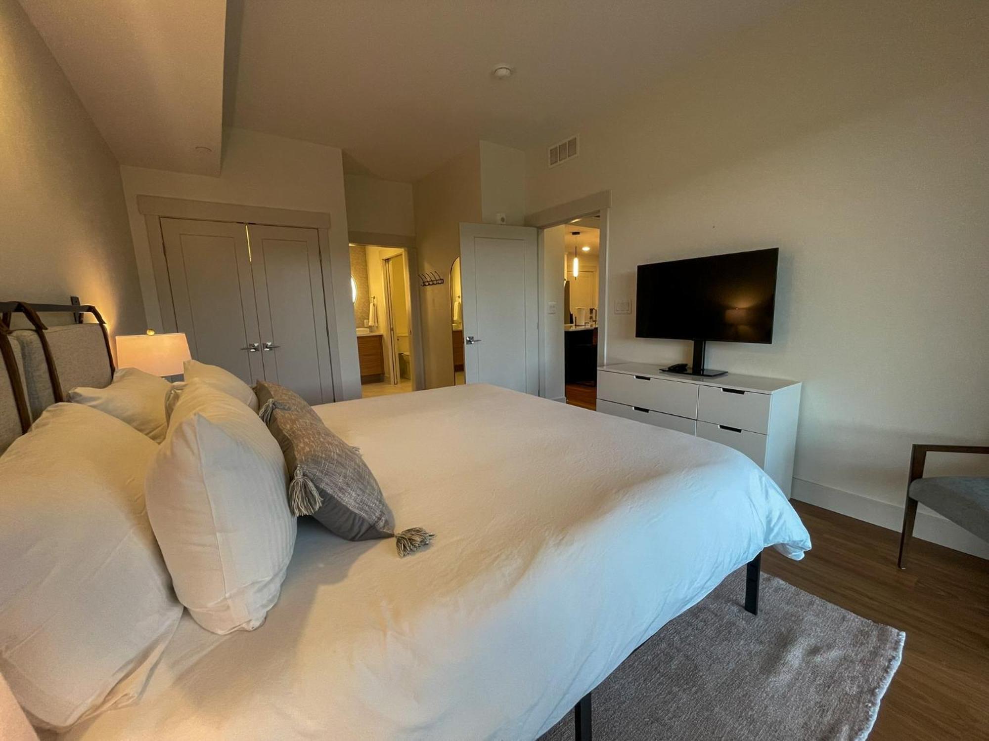 New Luxury Condo 3303 I Hot Tub I Ac I Great Views I Best Price I Free Adventures Daily Holiday home