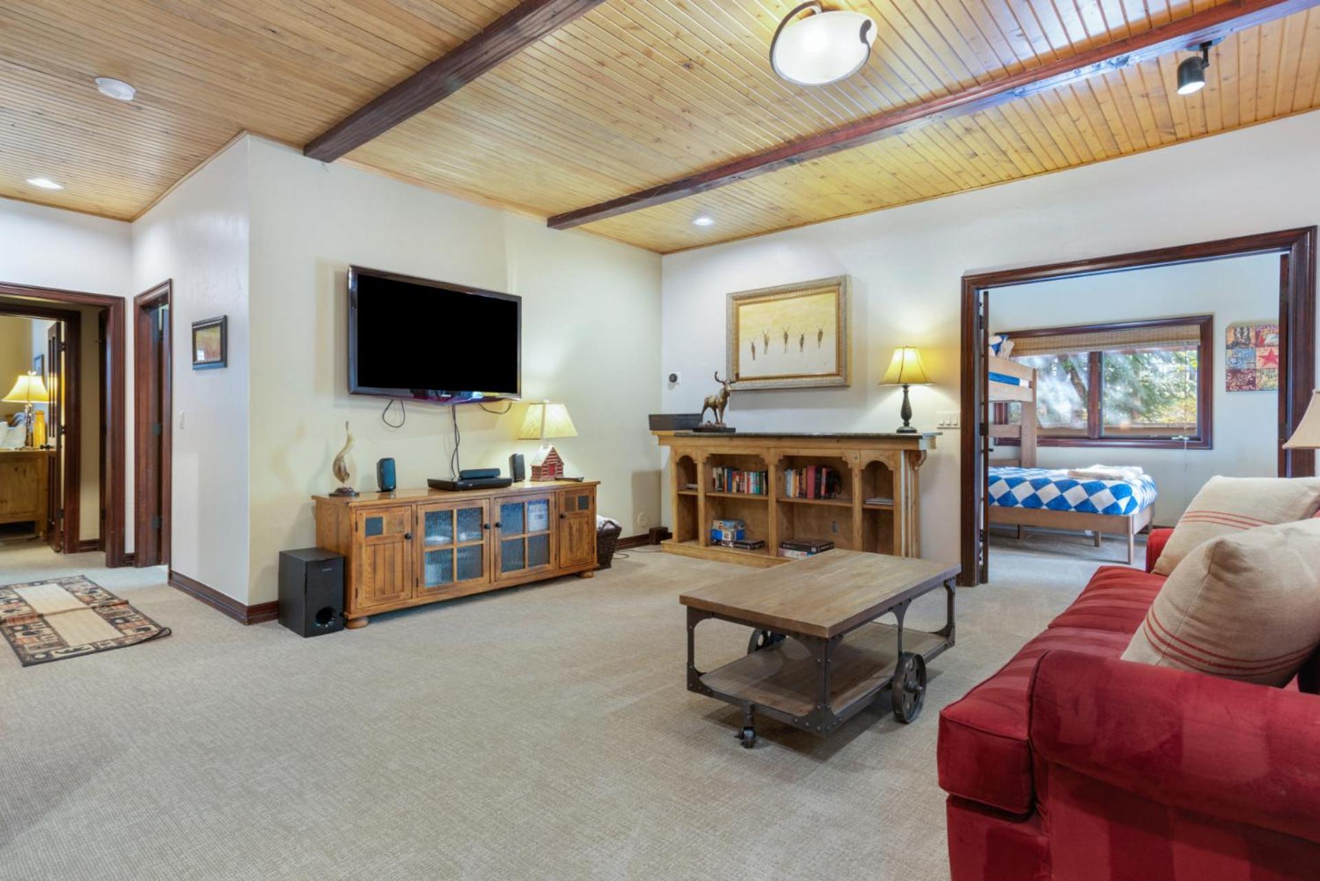 Holiday home Private Hot Tub, Luxurious & Large With 3 Living Rooms, Convenient To Free Bus *