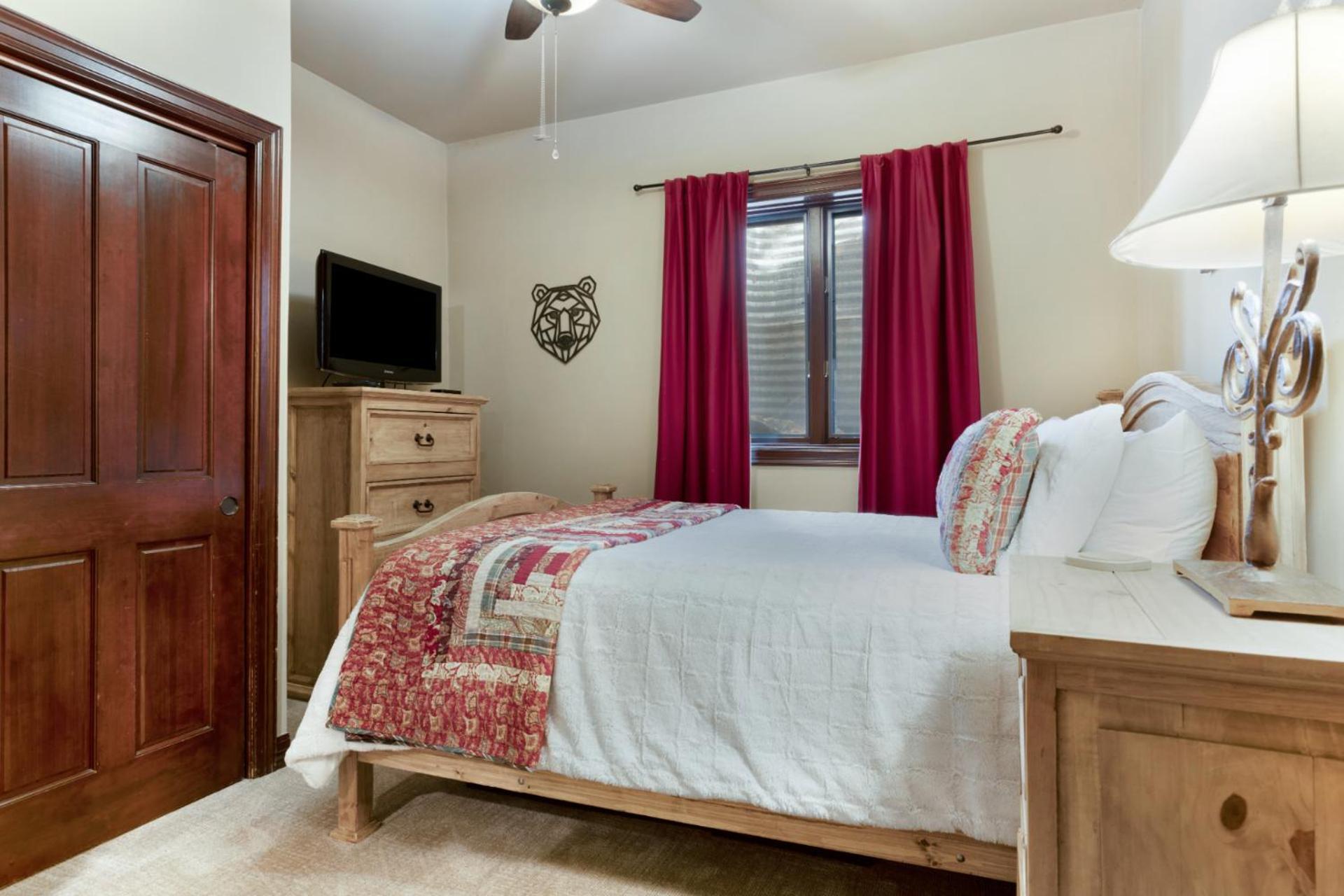 Holiday home Private Hot Tub, Luxurious & Large With 3 Living Rooms, Convenient To Free Bus