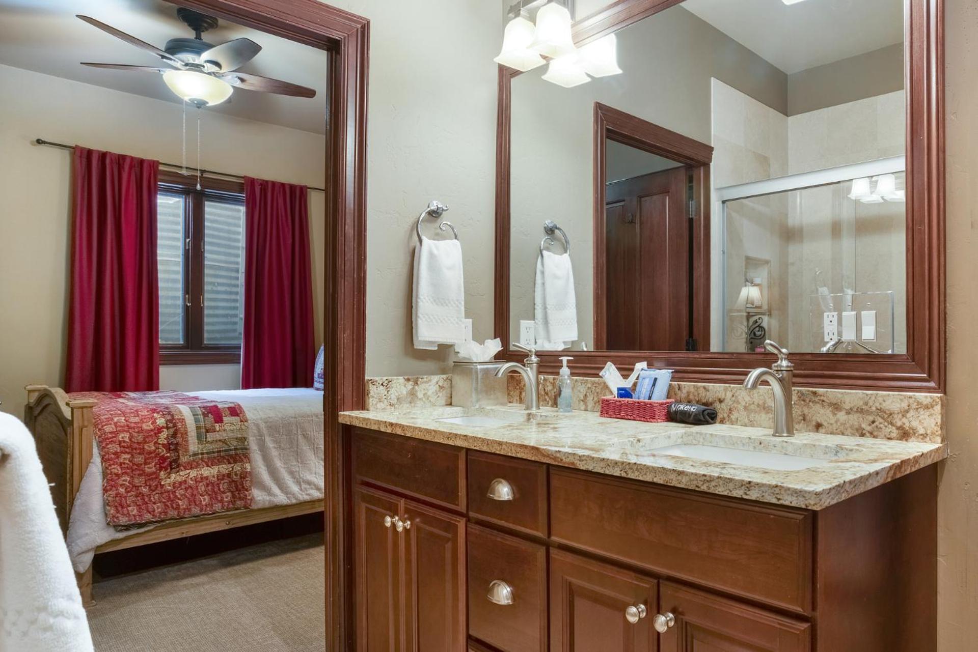 Holiday home Private Hot Tub, Luxurious & Large With 3 Living Rooms, Convenient To Free Bus *