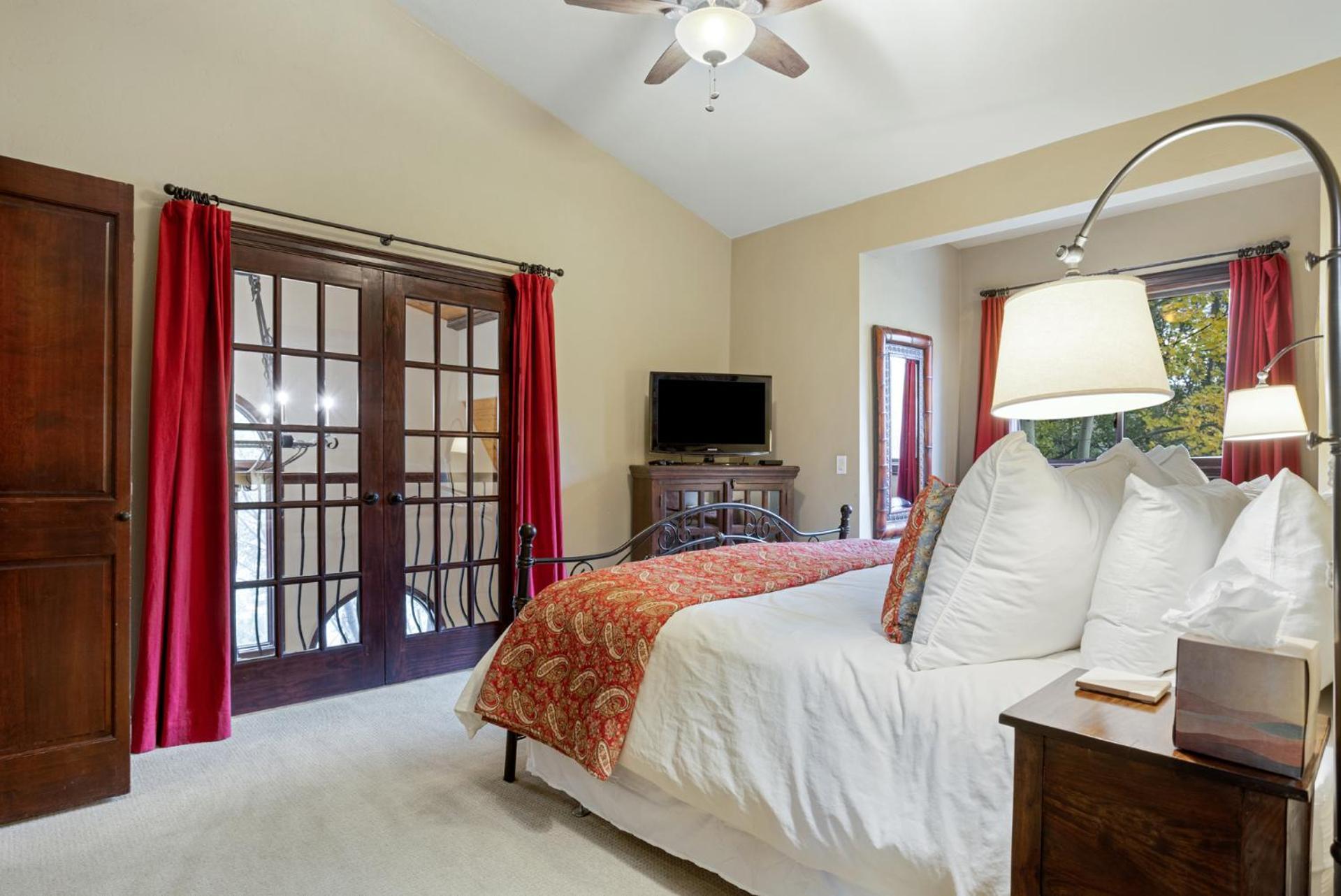 Private Hot Tub, Luxurious & Large With 3 Living Rooms, Convenient To Free Bus
