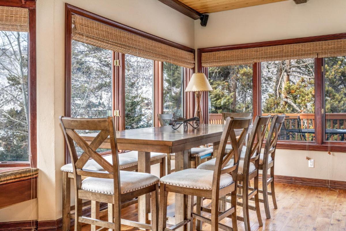 Private Hot Tub, Luxurious & Large With 3 Living Rooms, Convenient To Free Bus Holiday home