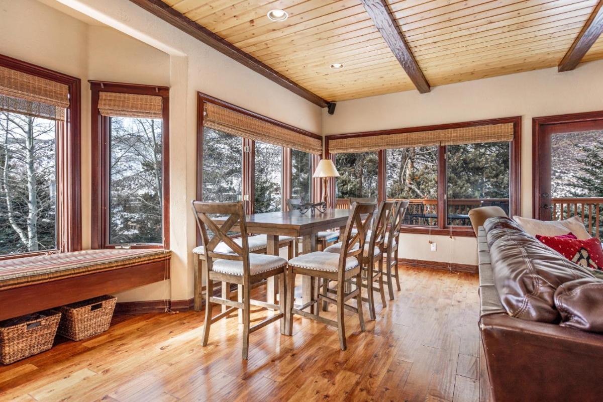 Private Hot Tub, Luxurious & Large With 3 Living Rooms, Convenient To Free Bus *