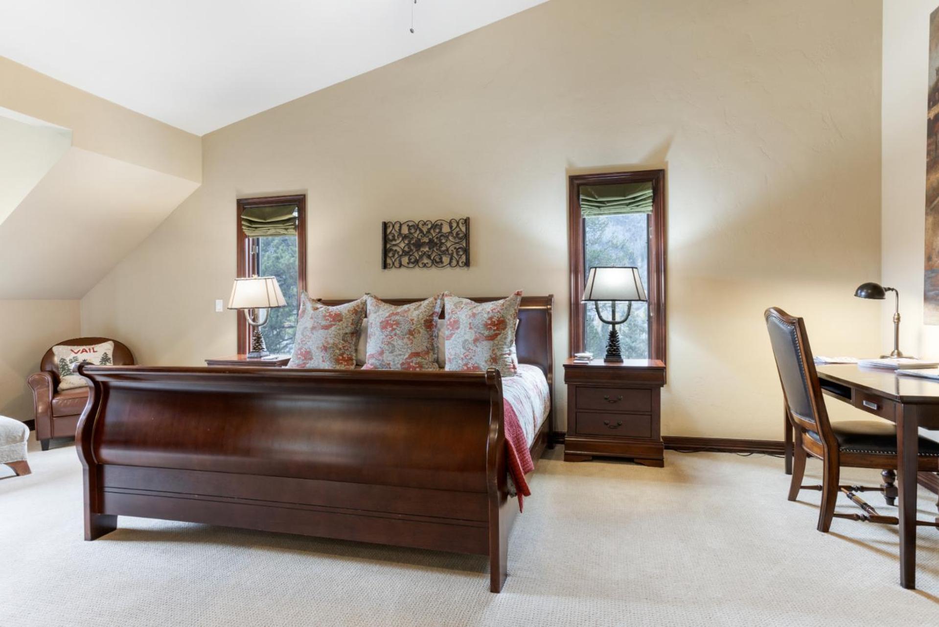 Private Hot Tub, Luxurious & Large With 3 Living Rooms, Convenient To Free Bus Holiday home