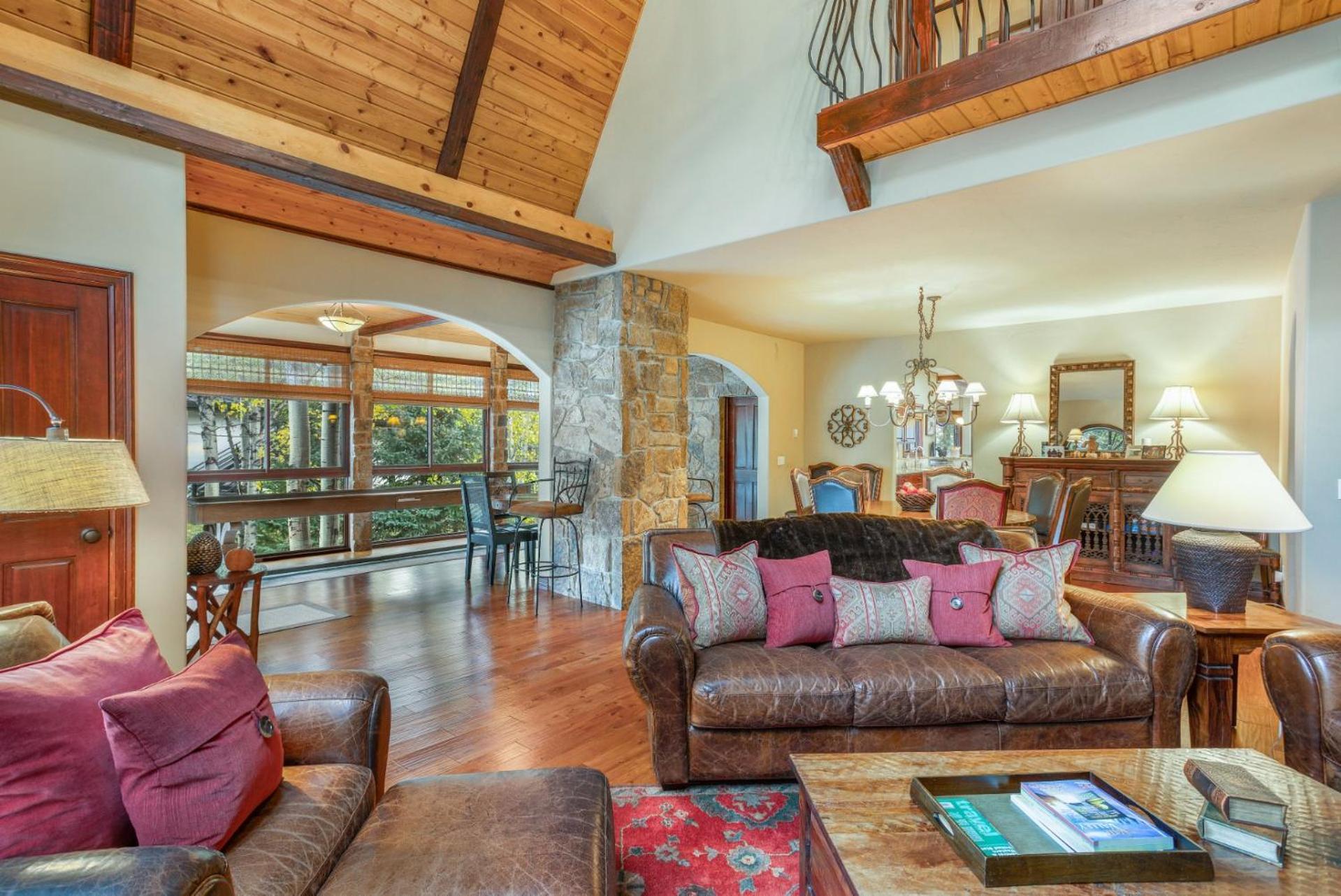 Private Hot Tub, Luxurious & Large With 3 Living Rooms, Convenient To Free Bus Holiday home