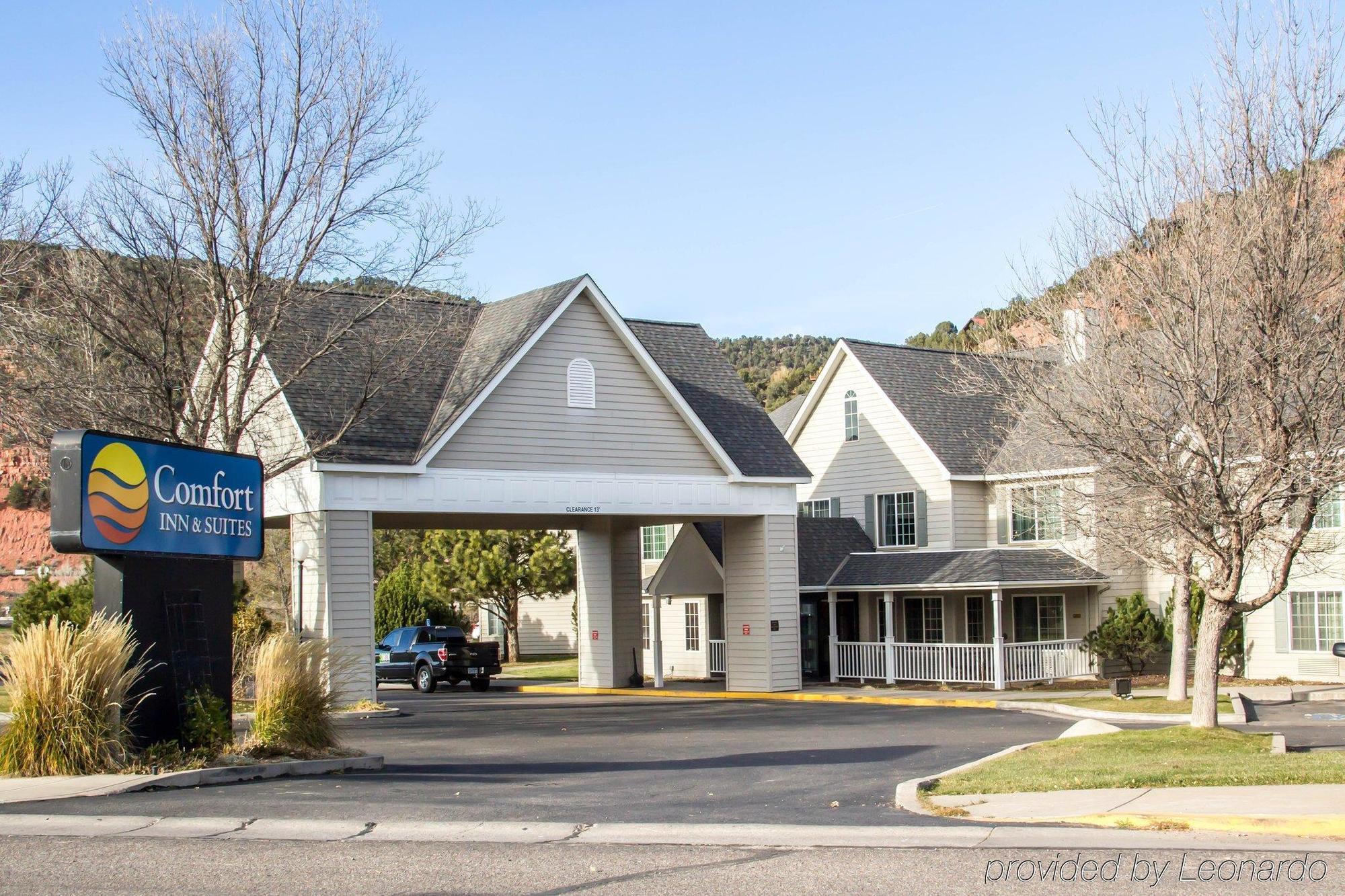 Comfort & On The Roaring Fork Hotel 2*