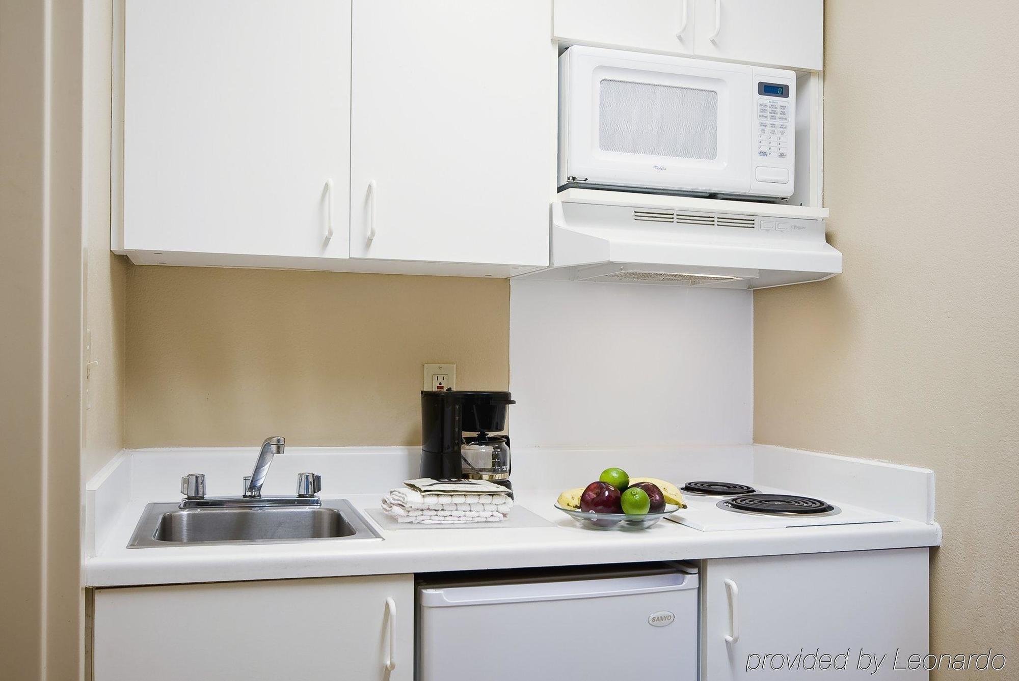 Hometowne By Red Roof Denver - Motel 2*