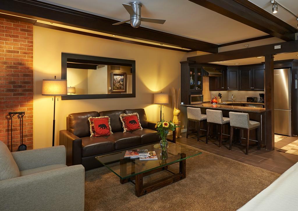 Square Condominium 3*
