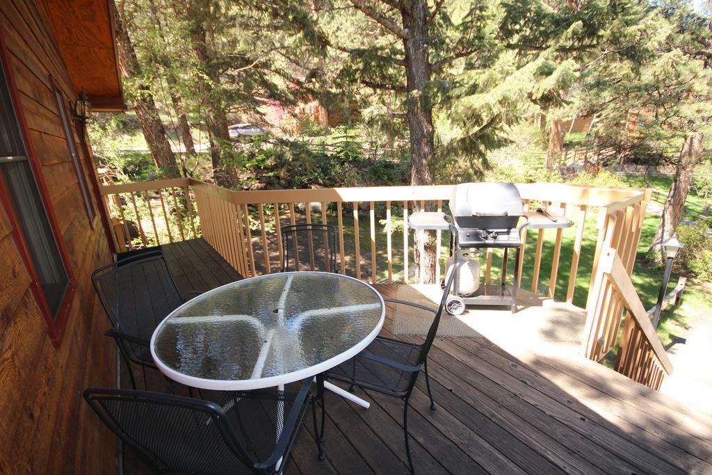 Streamside On Fall River Hotel