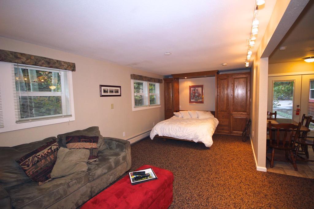 Hotel Streamside On Fall River 3*