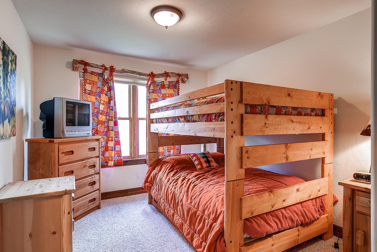 Three-bedroom Highland Greens Townhome 36 *
