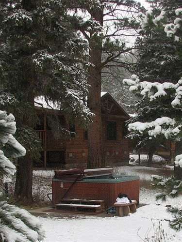 The Evergreens On Fall River 3*