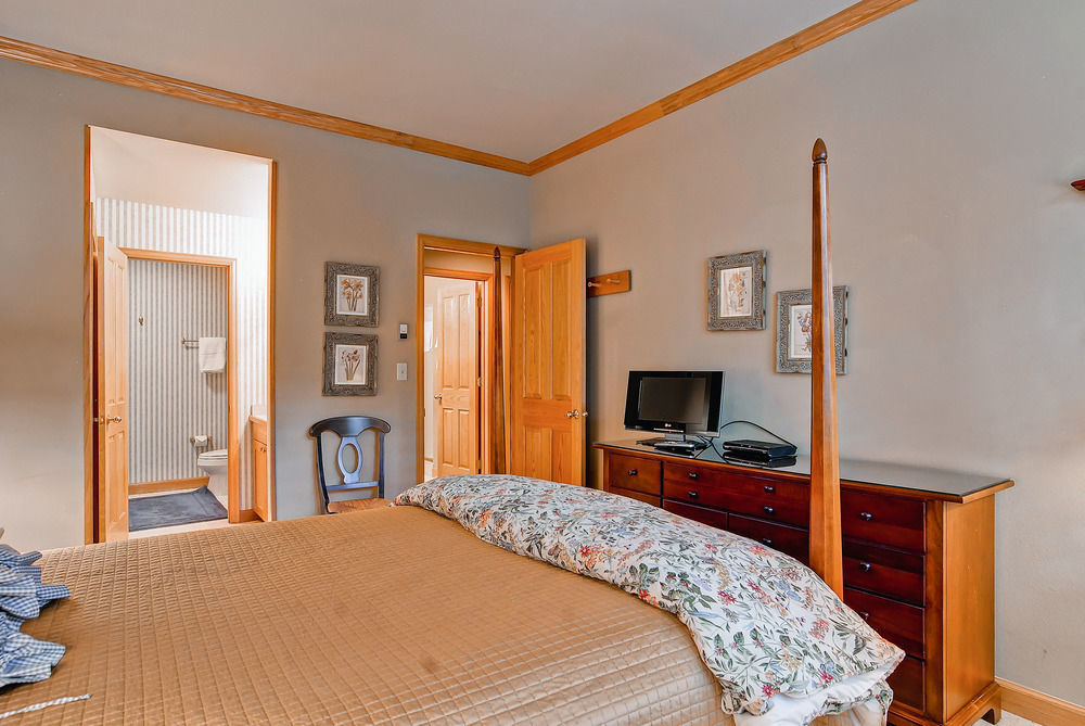 Hotel Highlands Area By East West Hospitality