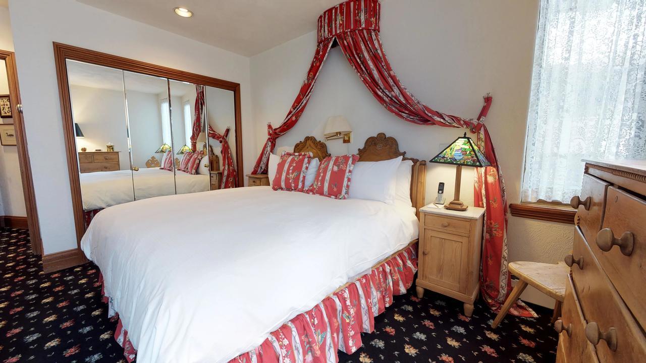 Plaza Aparthotel 3*
