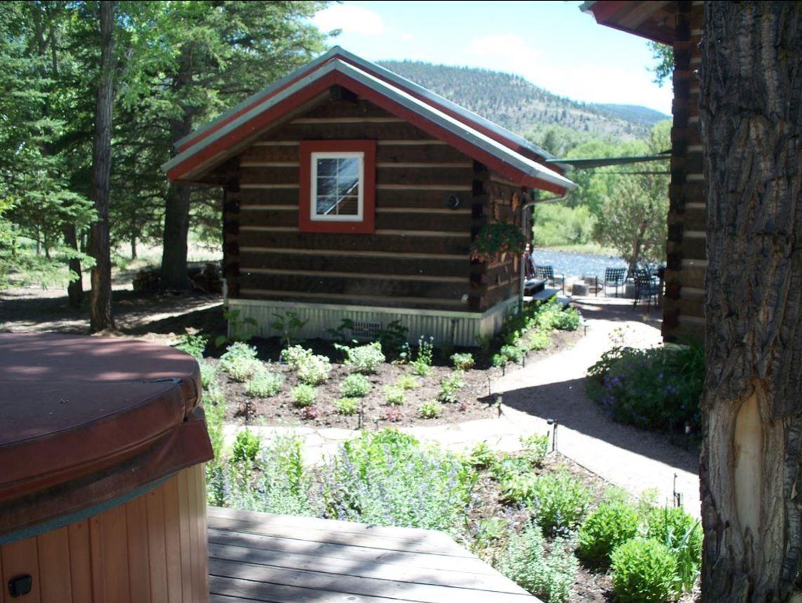 Riverside Meadows Lodge *