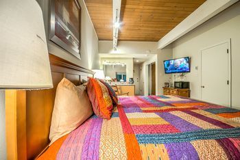 The West By Retreatia Hotel