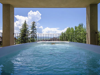 Bronze Tree By Mountain Hotel Steamboat Springs