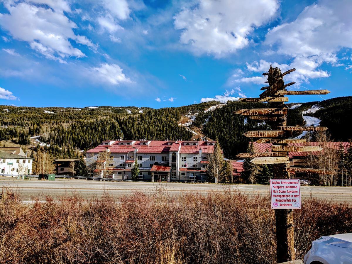 3 Peaks Hotel 2*
